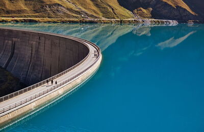 Reservoir mit vielem blauen Wasser im Berggebiet