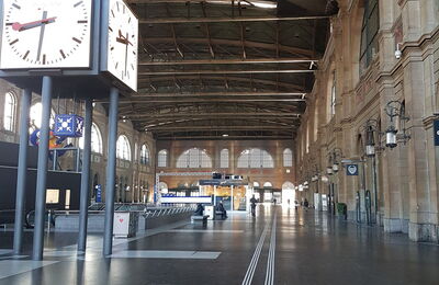 Leere Bahnhofshalle