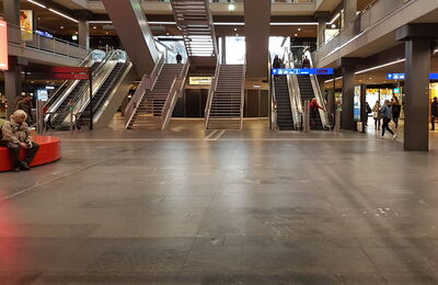 Leere Bahnhofshalle