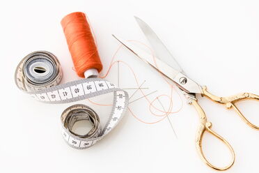 Schere, Messband, Faden