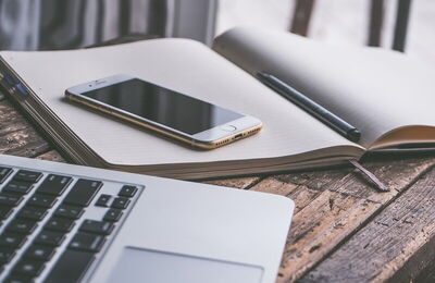 Smartphone, Tagebuch,Laptop auf dem Tisch