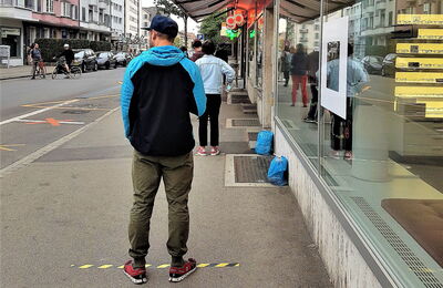 Leute stehen auf der Strasse an
