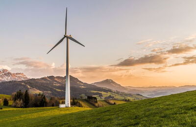 Windkraftwerk vor Berglandschaft