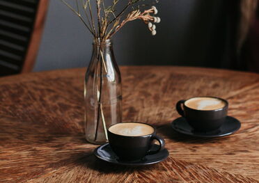zwei Kaffeetassen