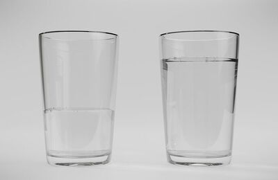 Becher mit Wasser