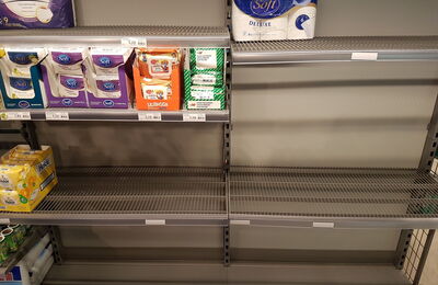Leere Regale im Laden